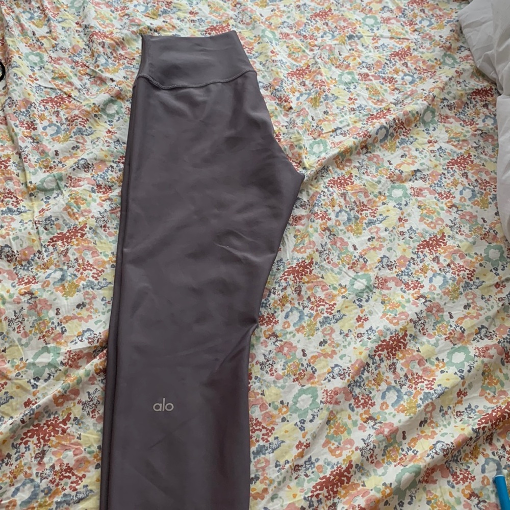 Alo Yoga 7/8 High-Waist Airlift Legging.